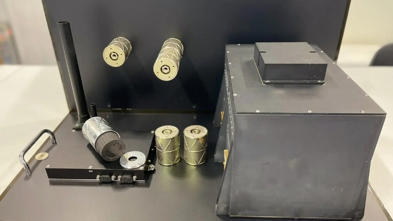 Industrial irradiation system components with cylindrical capsules