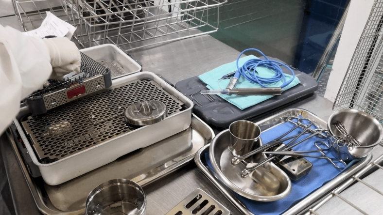 Surgical instruments arranged on trays in medical processing unit